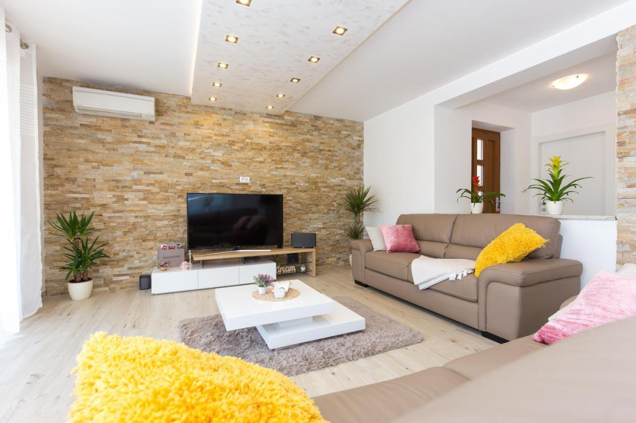 Villa Sara - Perfect Family Holiday Brzac Exterior photo