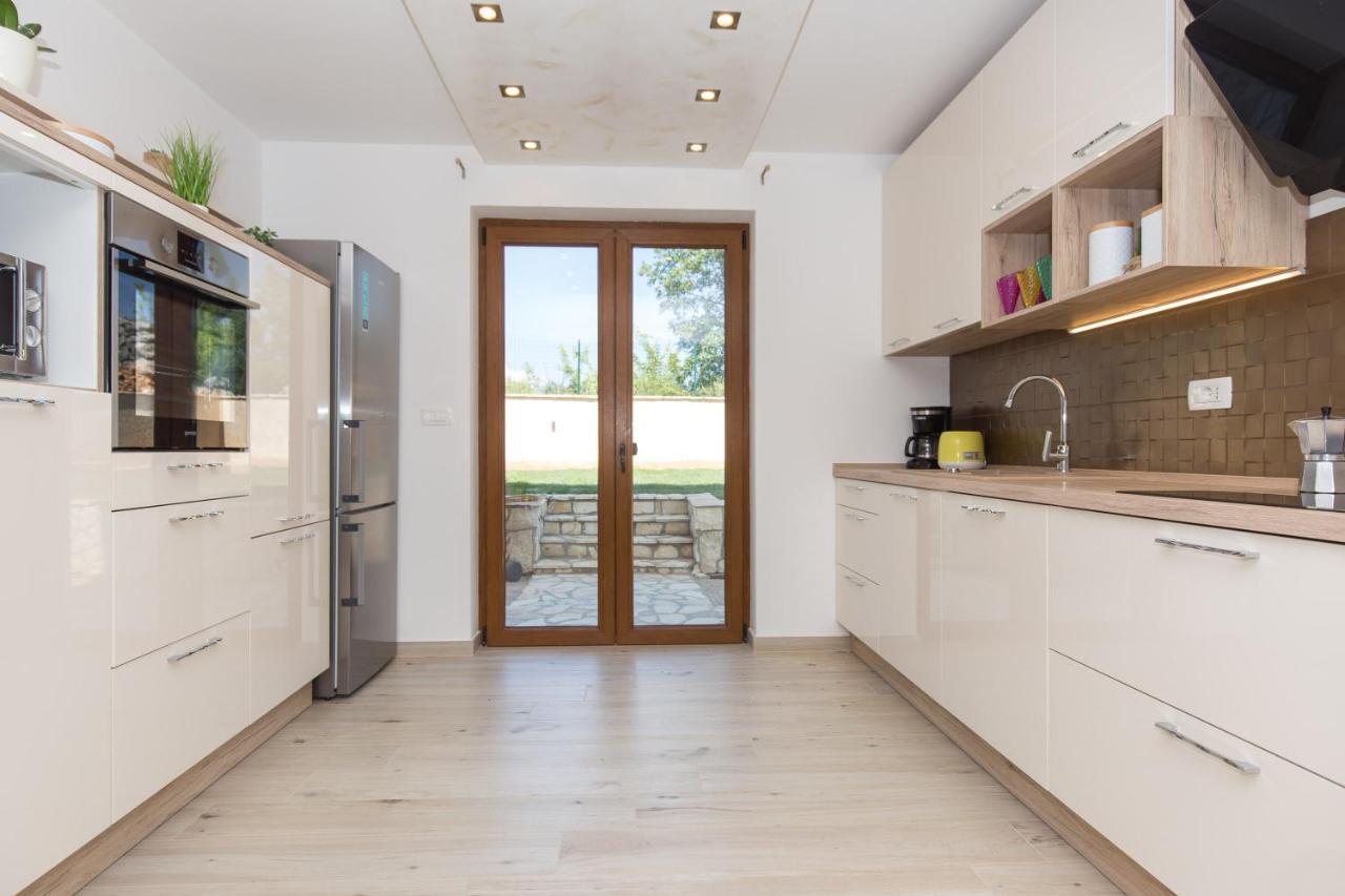 Villa Sara - Perfect Family Holiday Brzac Exterior photo